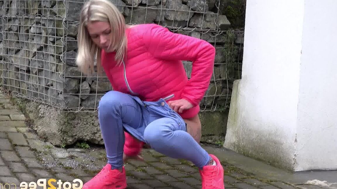 15P Loira gostosa alivia seu desespero de mijo