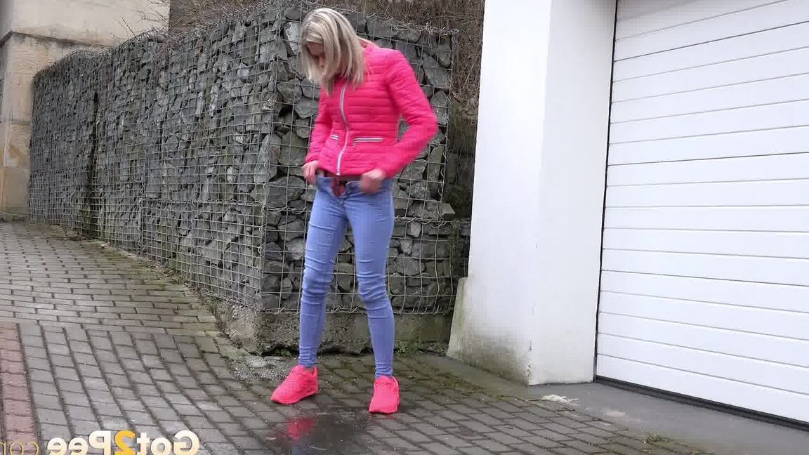 15P Loira gostosa alivia seu desespero de mijo