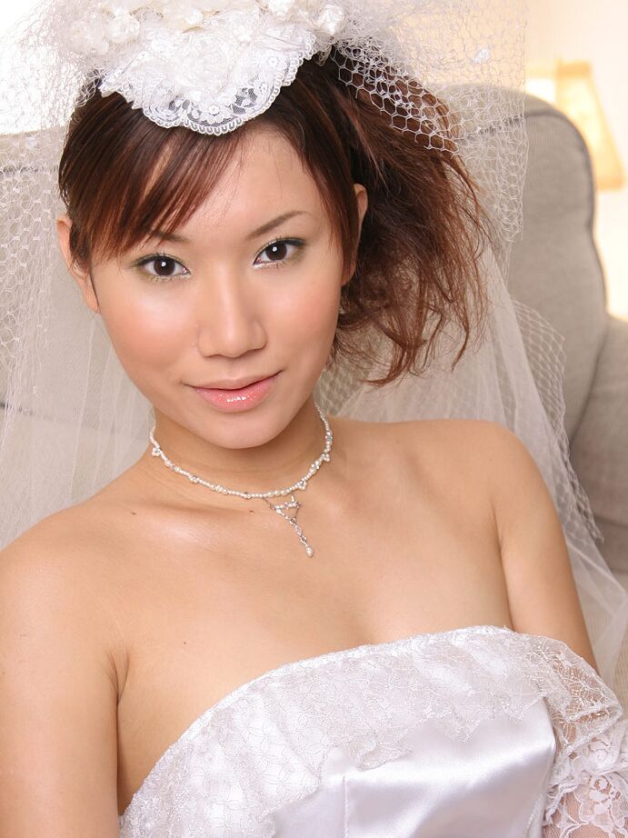 Die 12P brünette asiatische Braut Yuri Manaka enthüllt ihre kleinen Titten und reibt ihren Busch