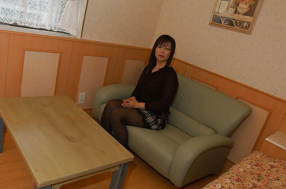 16P La MILF asiática gordita Rumi Yasumoto se desnuda y juega con sus agujeros del amor