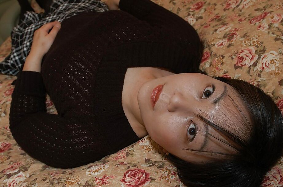 16P La MILF asiática gordita Rumi Yasumoto se desnuda y juega con sus agujeros del amor
