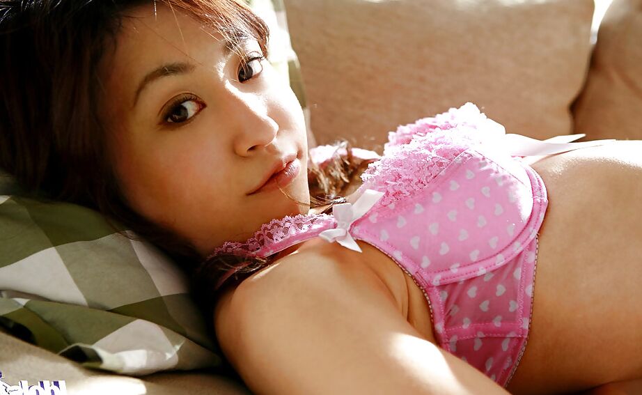 12P La dulce asiática Momo Yoshizawa se quita la lencería rosa