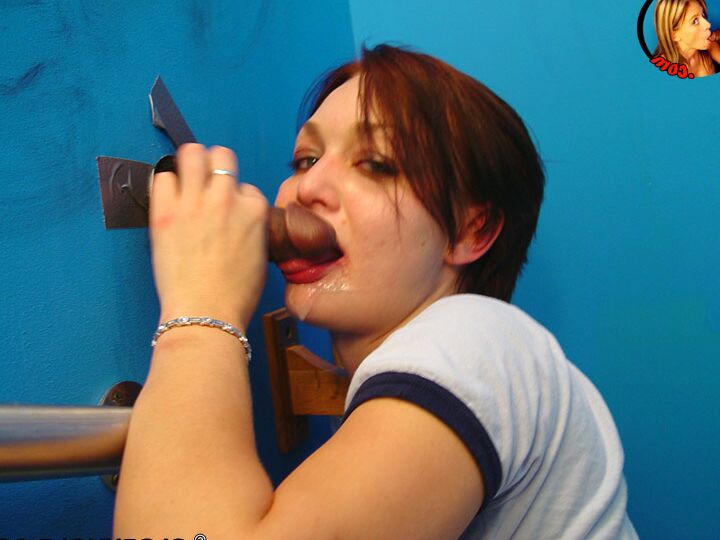 21P Adolescente pelirroja con tetas pequeñas Hailey le hace una hermosa mamada a una polla en el Gloryhole
