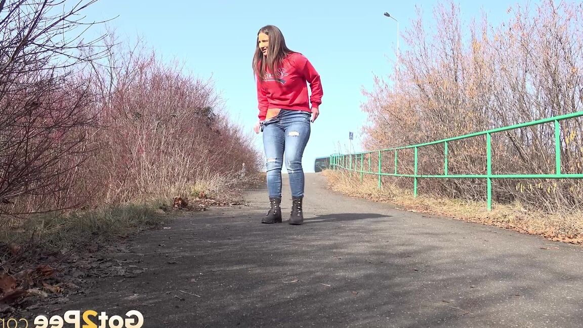 15P Nicolette Noir enjoys a long piss on cycle track