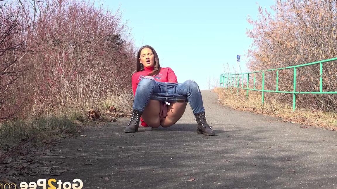 15P Nicolette Noir enjoys a long piss on cycle track