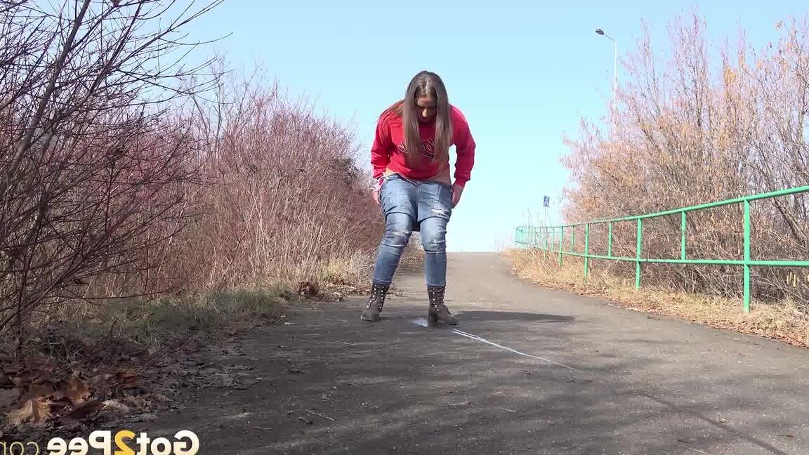 15P Nicolette Noir enjoys a long piss on cycle track