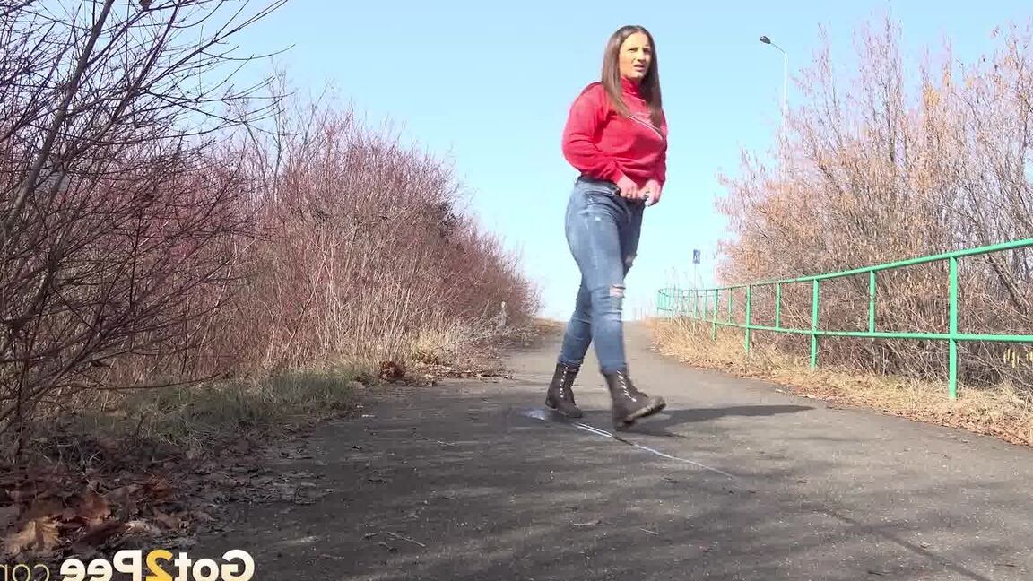 15P Nicolette Noir enjoys a long piss on cycle track