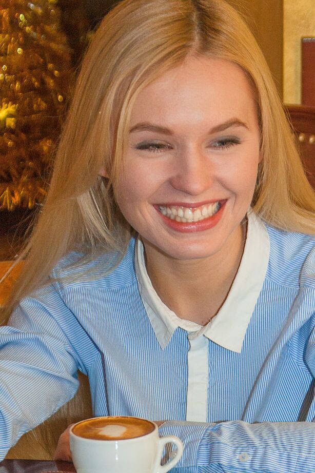 18P Blondes Babe mit schönem Arsch stellt große Teenie-Titten in Strumpfhosen für glamouröse Bilder zur Schau