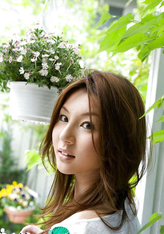 15P La tentadora asiática de piernas sexys Tatsumi Yui se deshace de su ropa