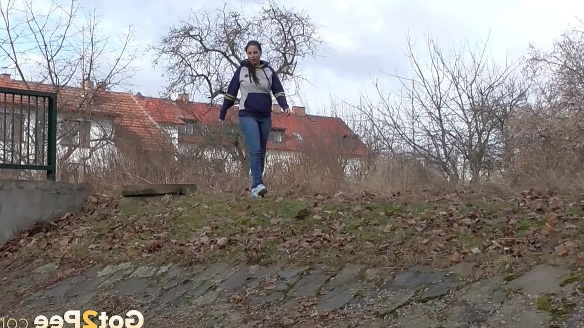 15P Antonia Sainz squats on a slope and pees