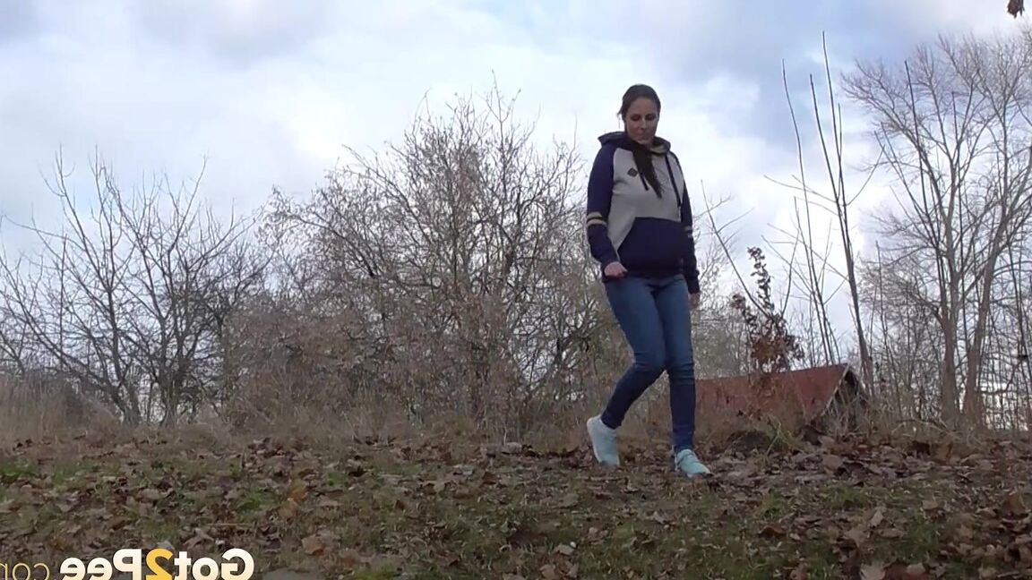 15P Antonia Sainz squats on a slope and pees