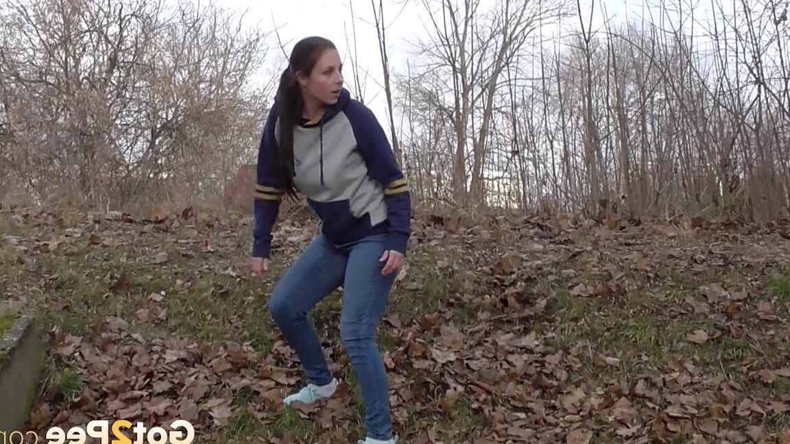 15P Antonia Sainz squats on a slope and pees