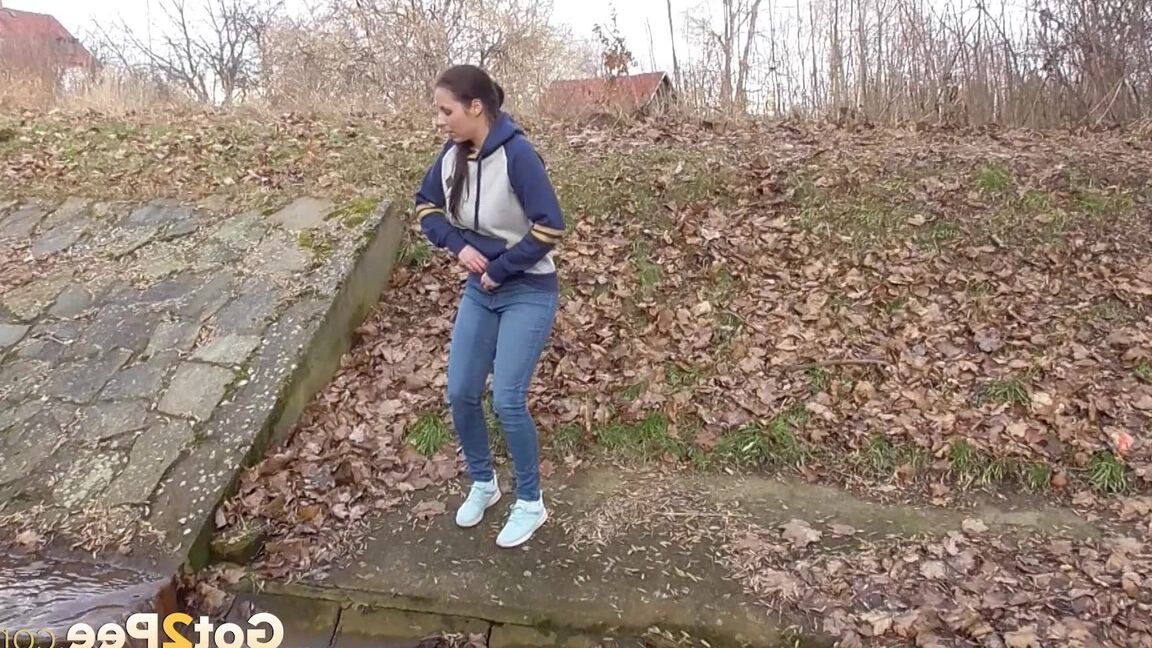 15P Antonia Sainz squats on a slope and pees