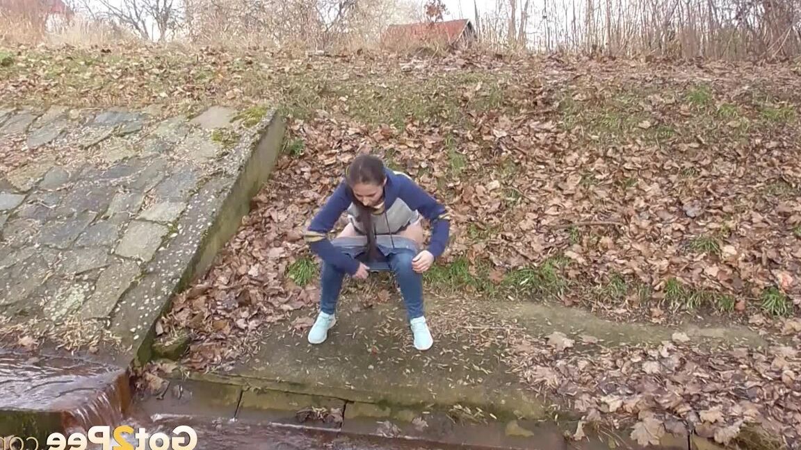 15P Antonia Sainz squats on a slope and pees