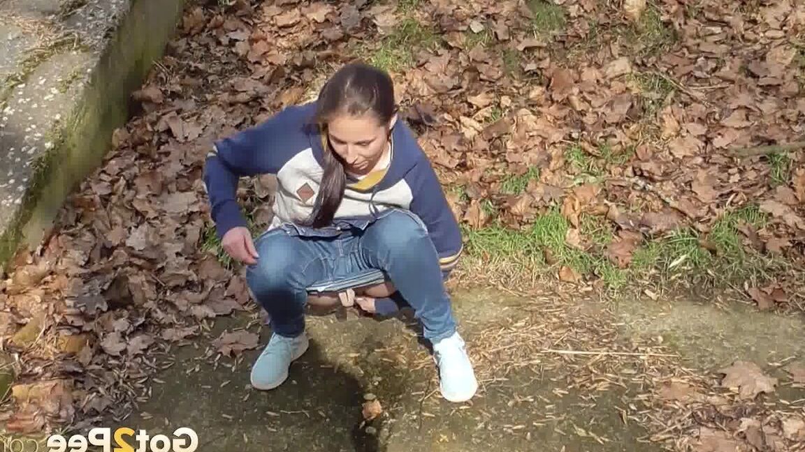 15P Antonia Sainz squats on a slope and pees