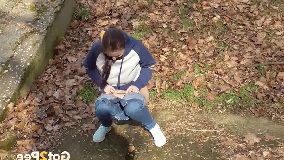 15P Antonia Sainz squats on a slope and pees