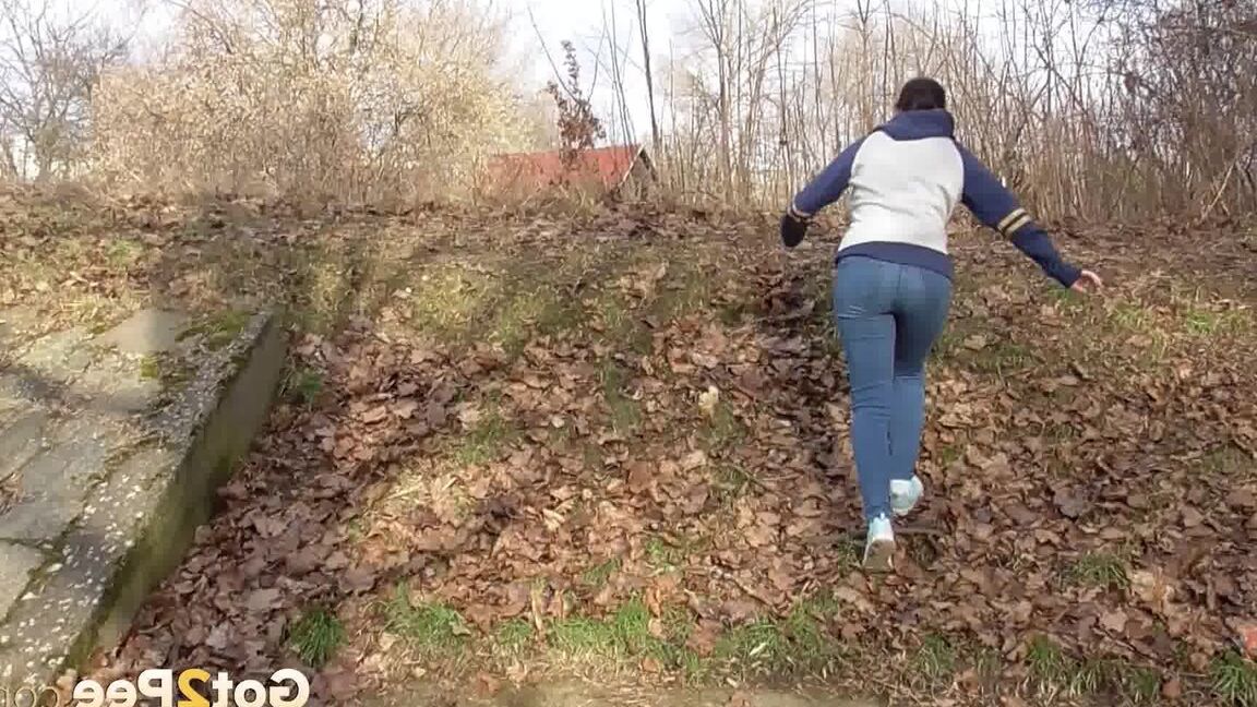 15P Antonia Sainz squats on a slope and pees