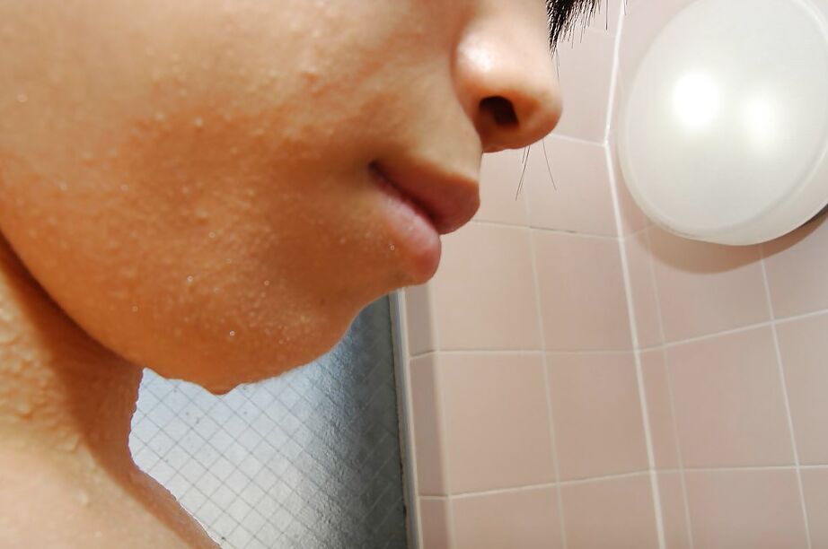 16P きちんとしたお尻を持つアジアの美女、守谷千春がお風呂に入って自分自身を愛撫します