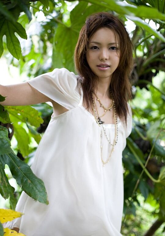 16P la japonesa Yura Aikawa muestra las bragas bajo la falda durante una acción en solitario