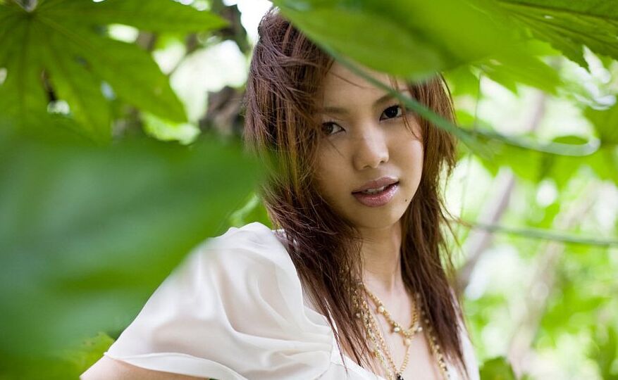 16P la japonesa Yura Aikawa muestra las bragas bajo la falda durante una acción en solitario
