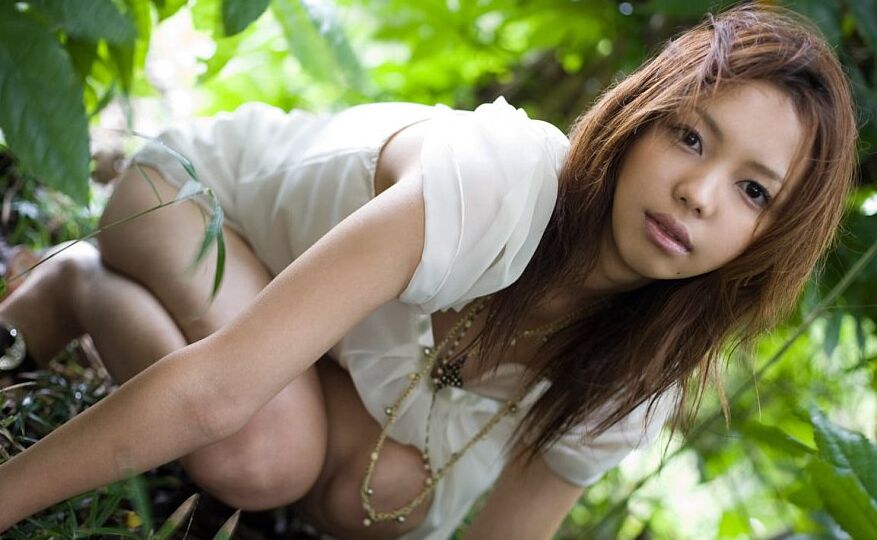 16P la japonesa Yura Aikawa muestra las bragas bajo la falda durante una acción en solitario