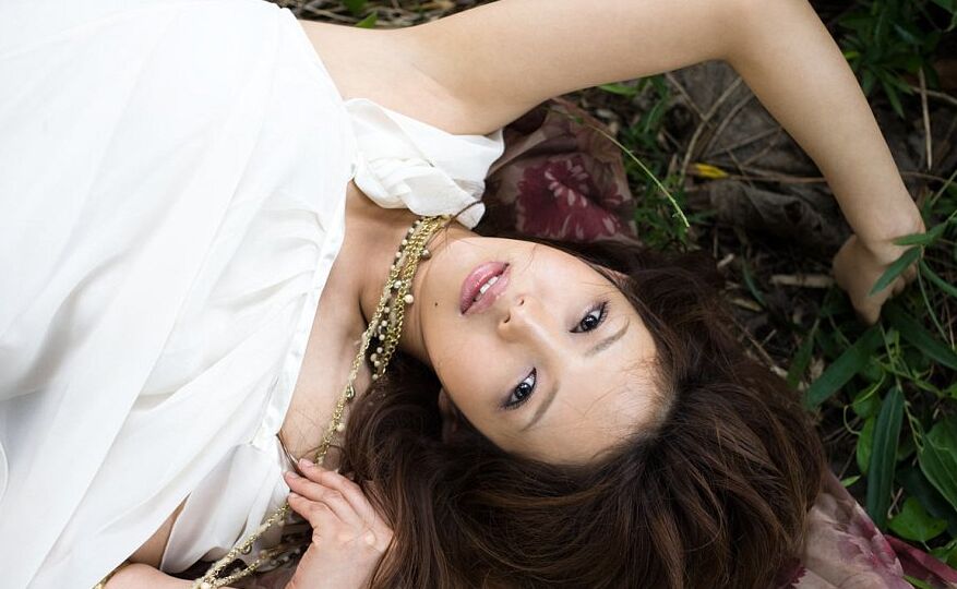 16P la japonesa Yura Aikawa muestra las bragas bajo la falda durante una acción en solitario
