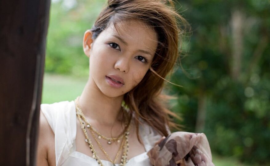 16P la japonesa Yura Aikawa muestra las bragas bajo la falda durante una acción en solitario