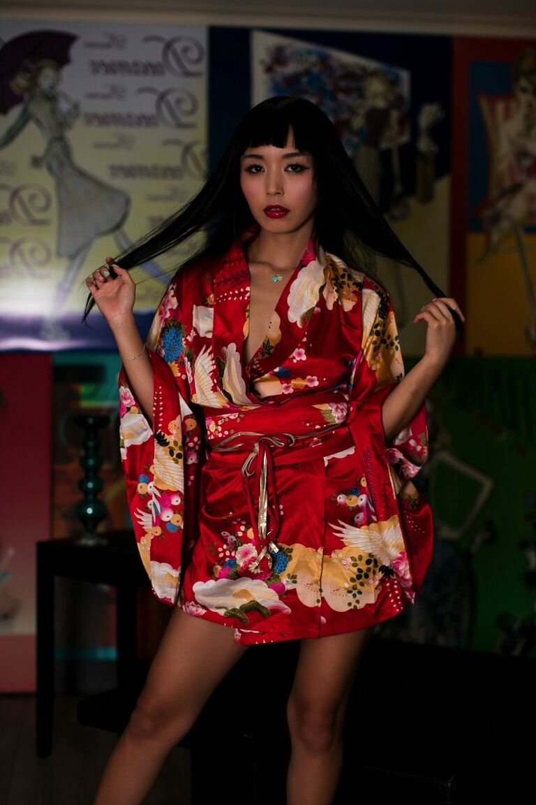 12P La MILF asiatique Marica Hase frotte son manchon sexy après avoir enlevé son kimono