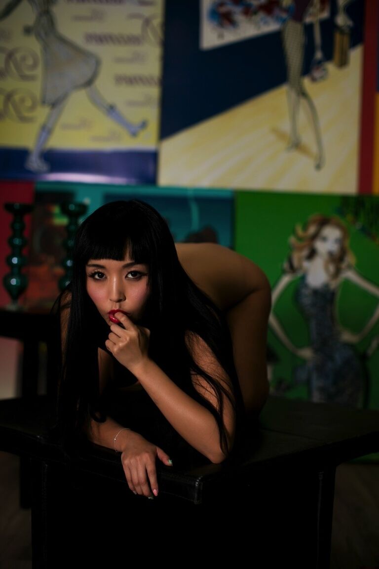 12P La MILF asiatique Marica Hase frotte son manchon sexy après avoir enlevé son kimono