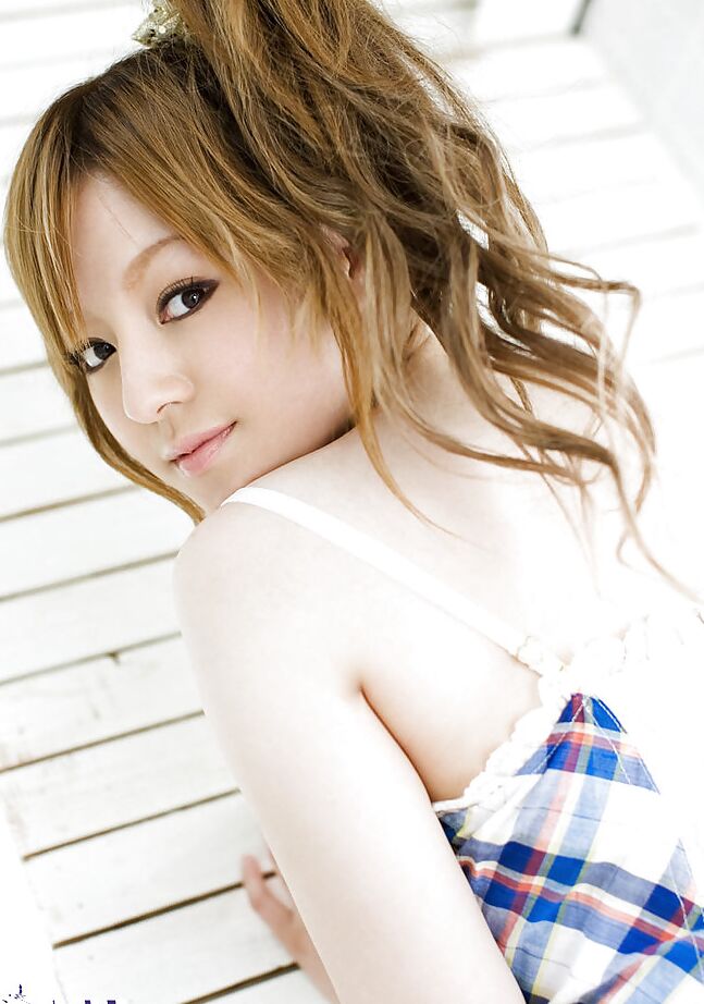 15P La guapa asiática de tetas pequeñas Ria Sakurai se quita el vestido