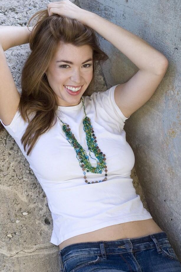16P La preciosa jovencita Danielle B se desnuda totalmente y de forma desenfadada
