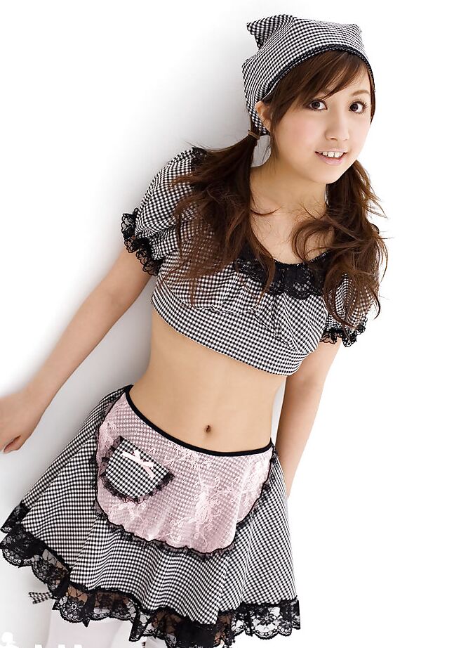 15P A fofa asiática Rika Yuuki descobrindo sua bunda sexy e peitos pequenos