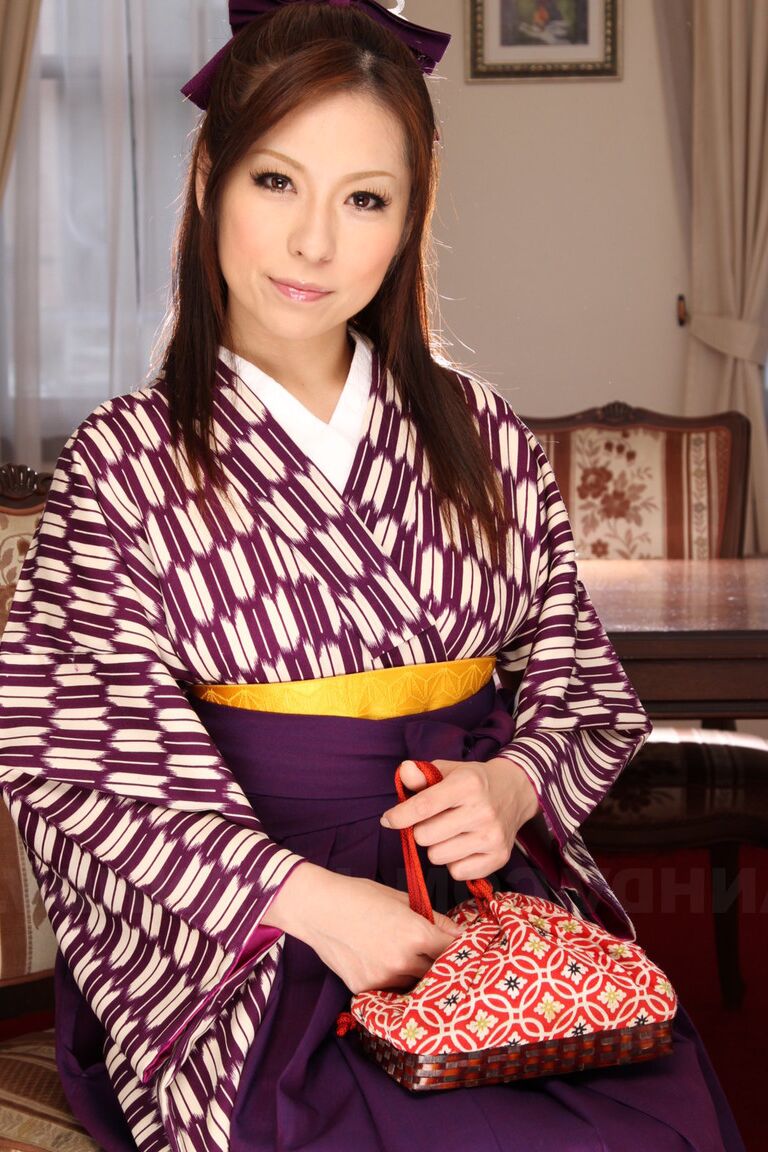 15P A japonesa Himeki Kaede se prepara para tirar o quimono para a guarda do prazer