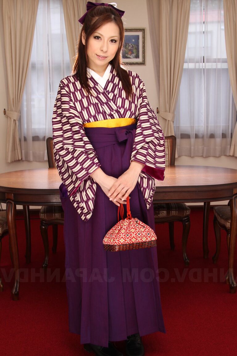 15P A japonesa Himeki Kaede se prepara para tirar o quimono para a guarda do prazer