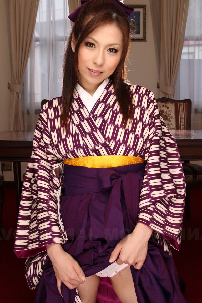 15P A japonesa Himeki Kaede se prepara para tirar o quimono para a guarda do prazer