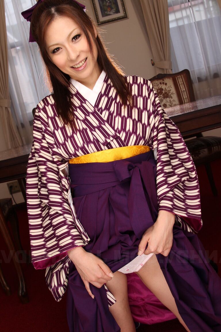 15P A japonesa Himeki Kaede se prepara para tirar o quimono para a guarda do prazer
