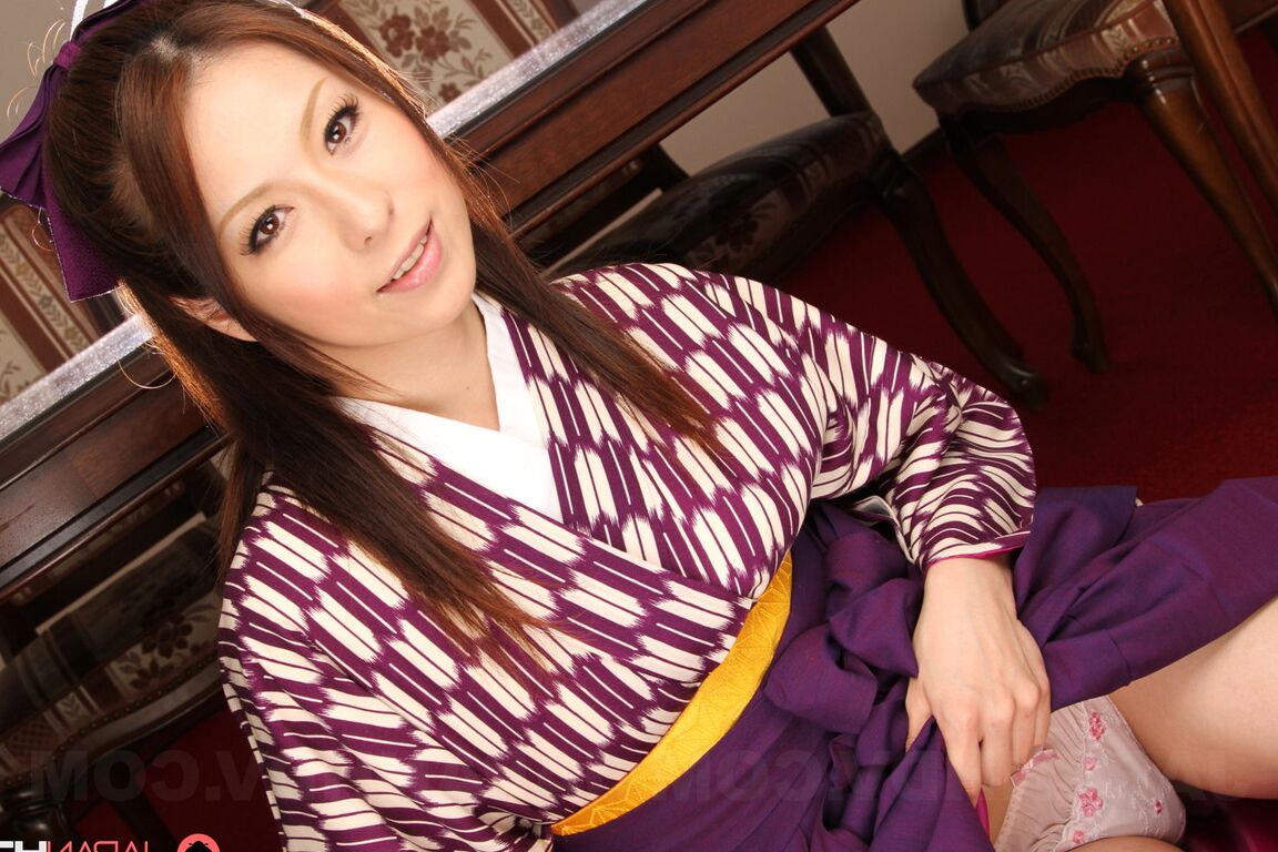 15P A japonesa Himeki Kaede se prepara para tirar o quimono para a guarda do prazer