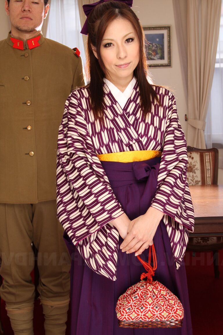15P A japonesa Himeki Kaede se prepara para tirar o quimono para a guarda do prazer
