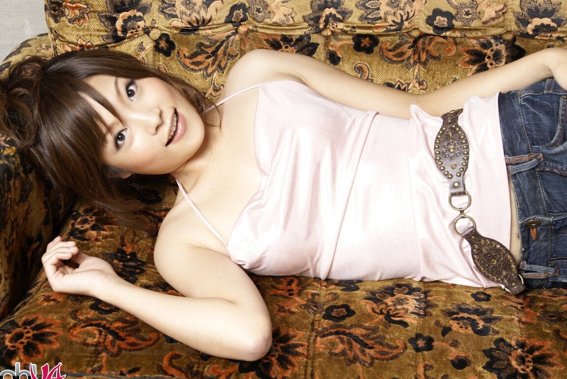 15P Beautiful Japanese girl Yuuna Yano poses non nude in bell bottom jeans