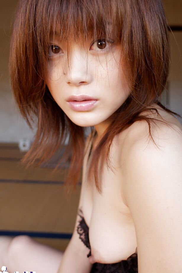 15P Kyoko Nakajima mostrando sus tetas con pezones duros y coño peludo