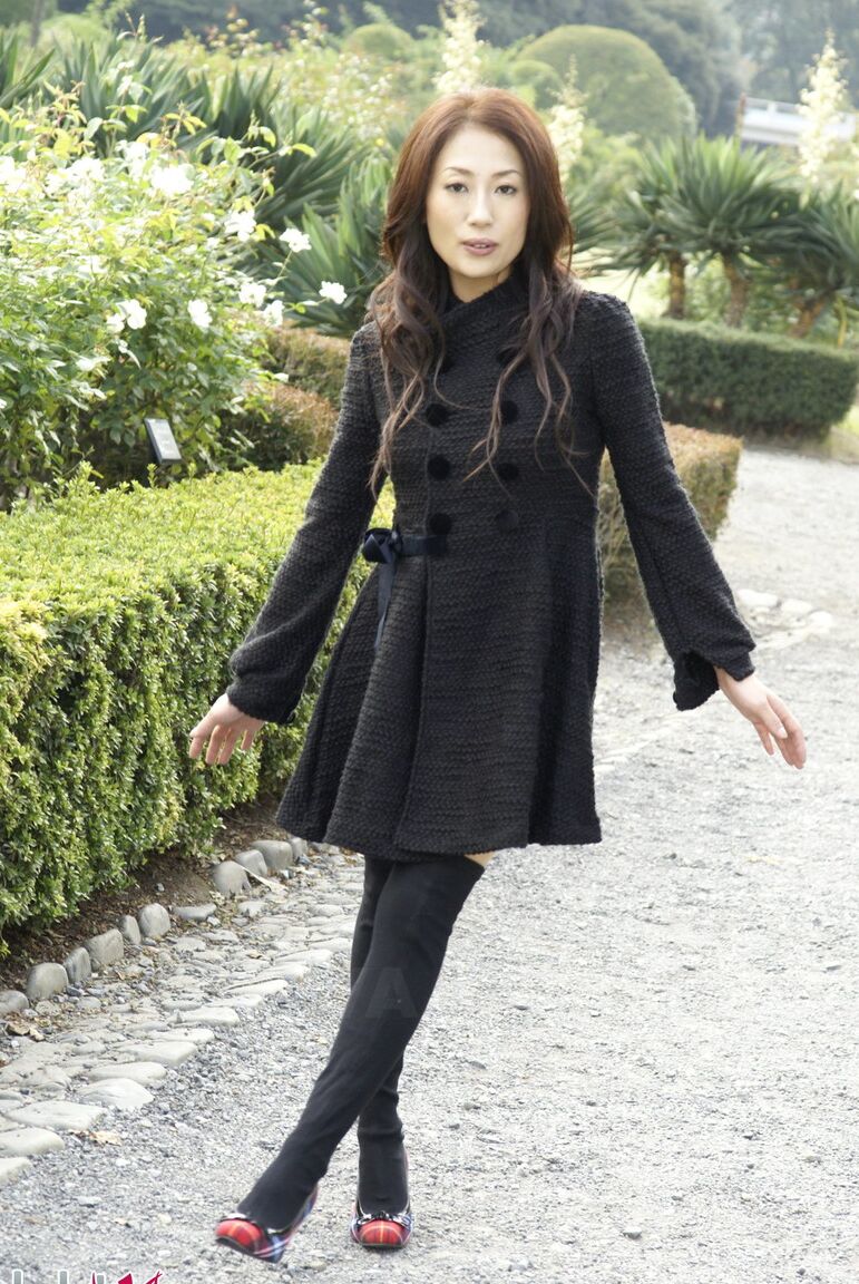 15P 公園で黒い服とストッキングを着た着衣の日本の十代のモデル