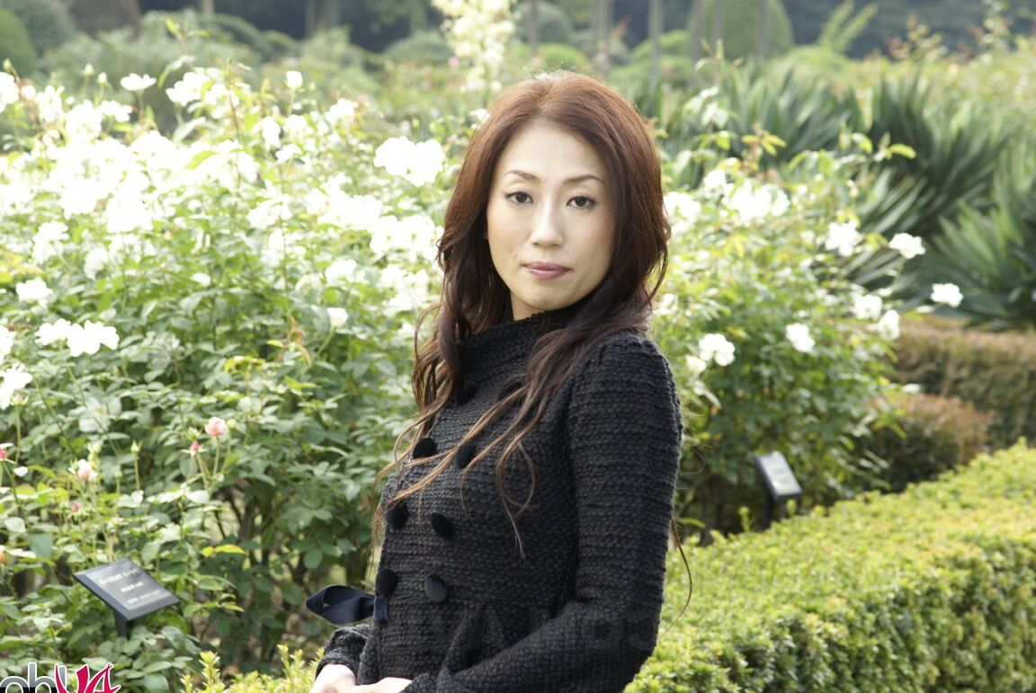 15P 公園で黒い服とストッキングを着た着衣の日本の十代のモデル
