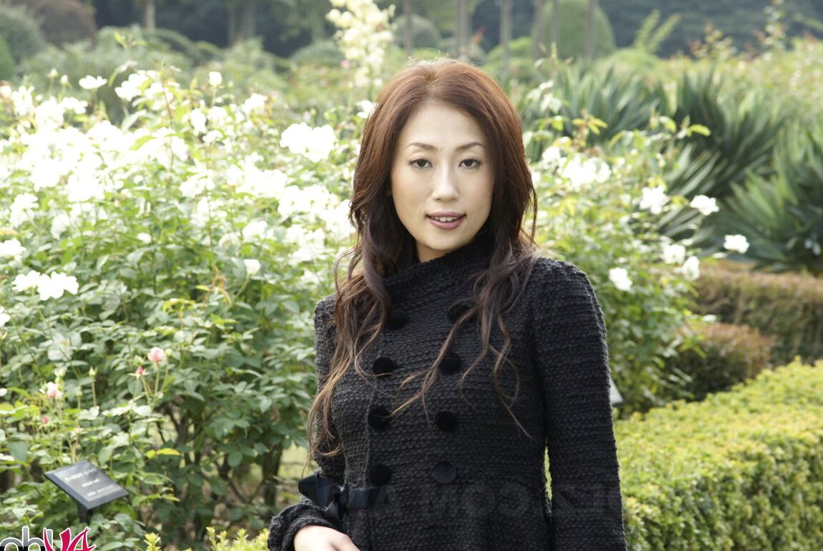 15P 公園で黒い服とストッキングを着た着衣の日本の十代のモデル
