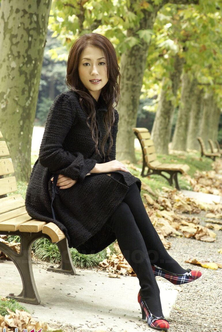 15P 公園で黒い服とストッキングを着た着衣の日本の十代のモデル