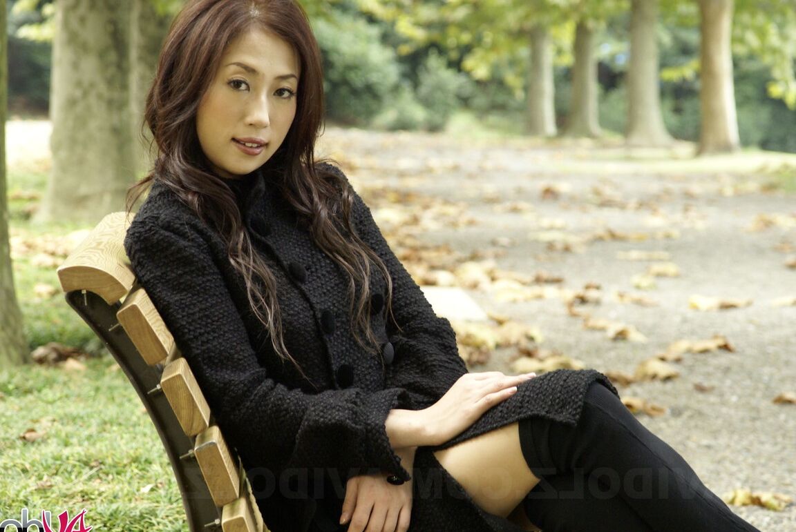 15P 公園で黒い服とストッキングを着た着衣の日本の十代のモデル