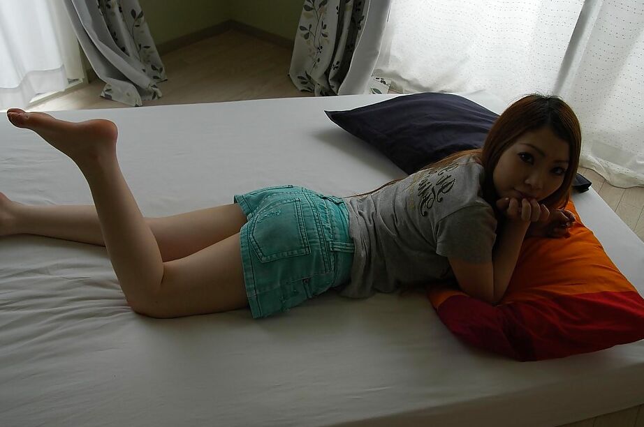 16P La adolescente asiática Yuna Uchiyama se desnuda y expone su tupido coño en primer plano