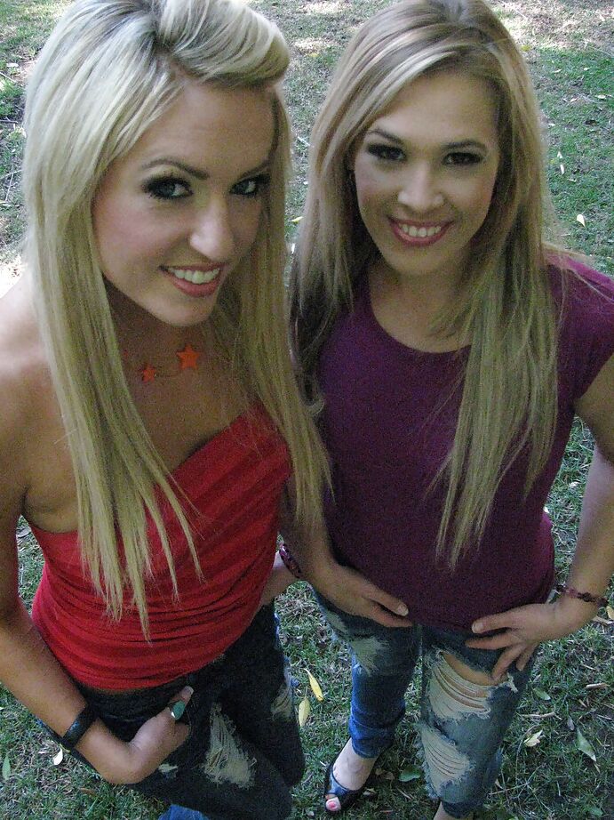 16P Kimberly Kiss e sua amiga lésbica posando em lingerie ao ar livre