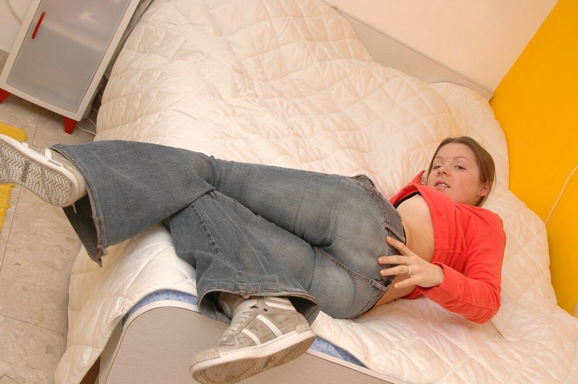 15P Ado presque nue dans sa chambre
