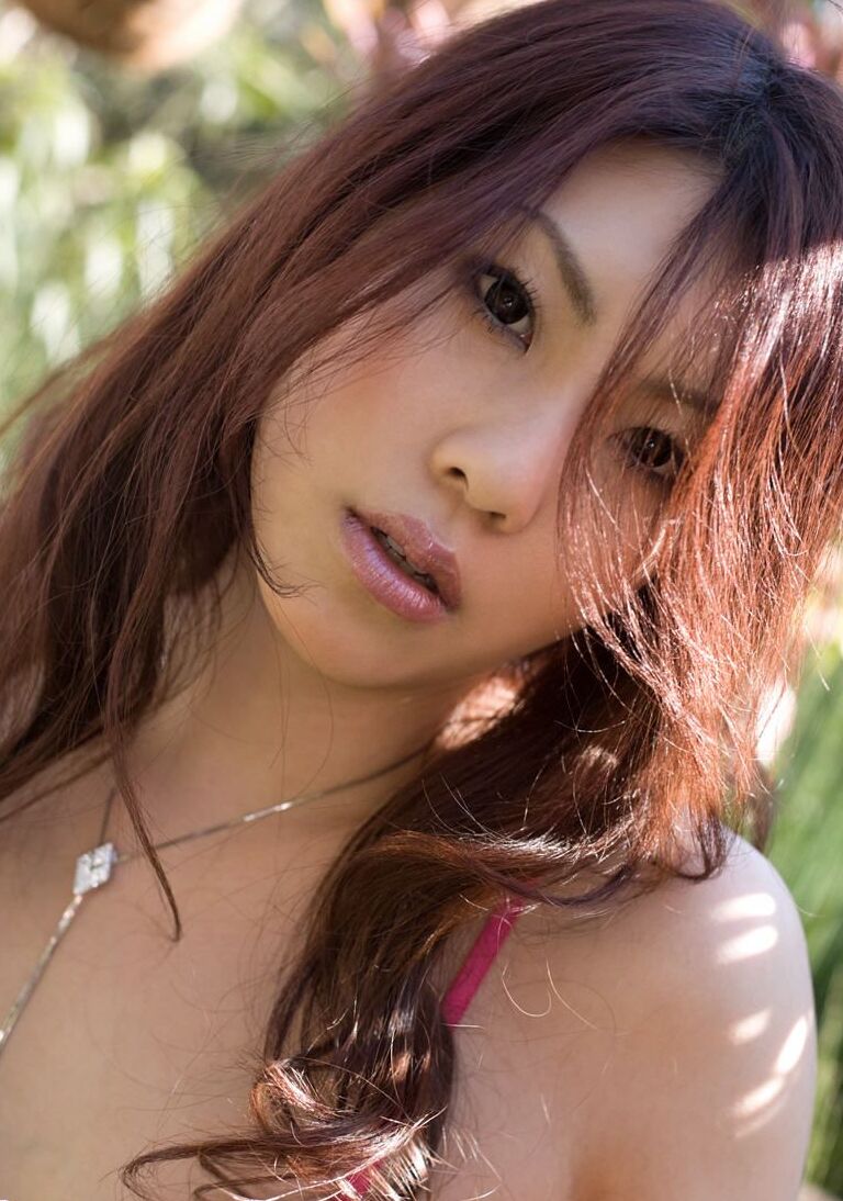 16P La belleza japonesa Ryo Shinohara descubre sus pequeñas tetas antes de cambiarse