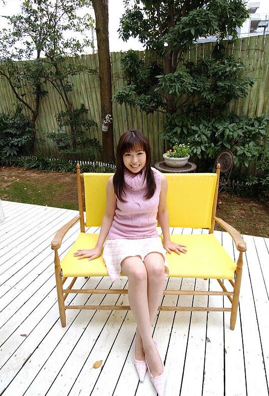 16P Die kaum legale japanische Teenagerin Aya Shiraishi schiebt ihr Höschen zur Seite, um ihren Busch zu zeigen
